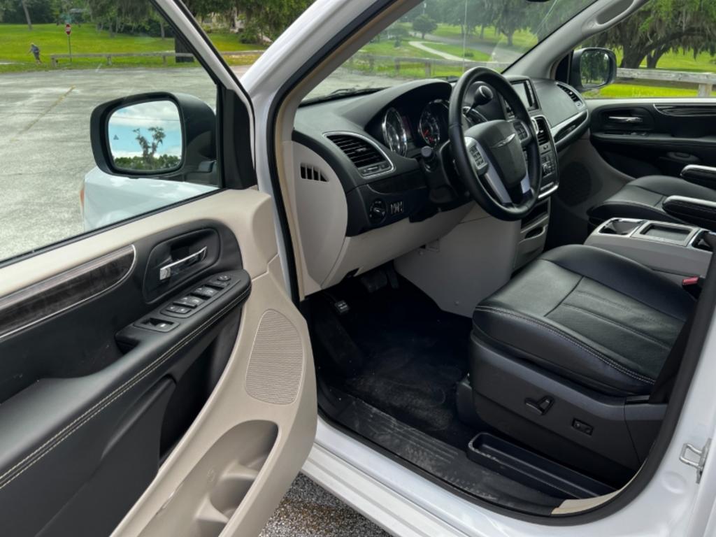 2014 Chrysler Town And Country - $15,995