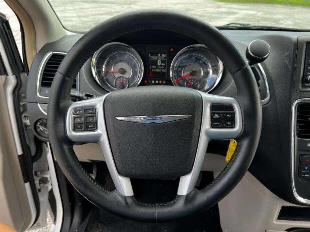 2014 Chrysler Town And Country - $15,995