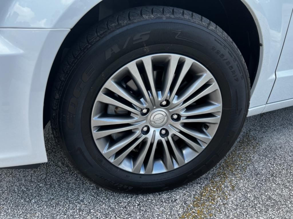 2014 Chrysler Town And Country - $15,995