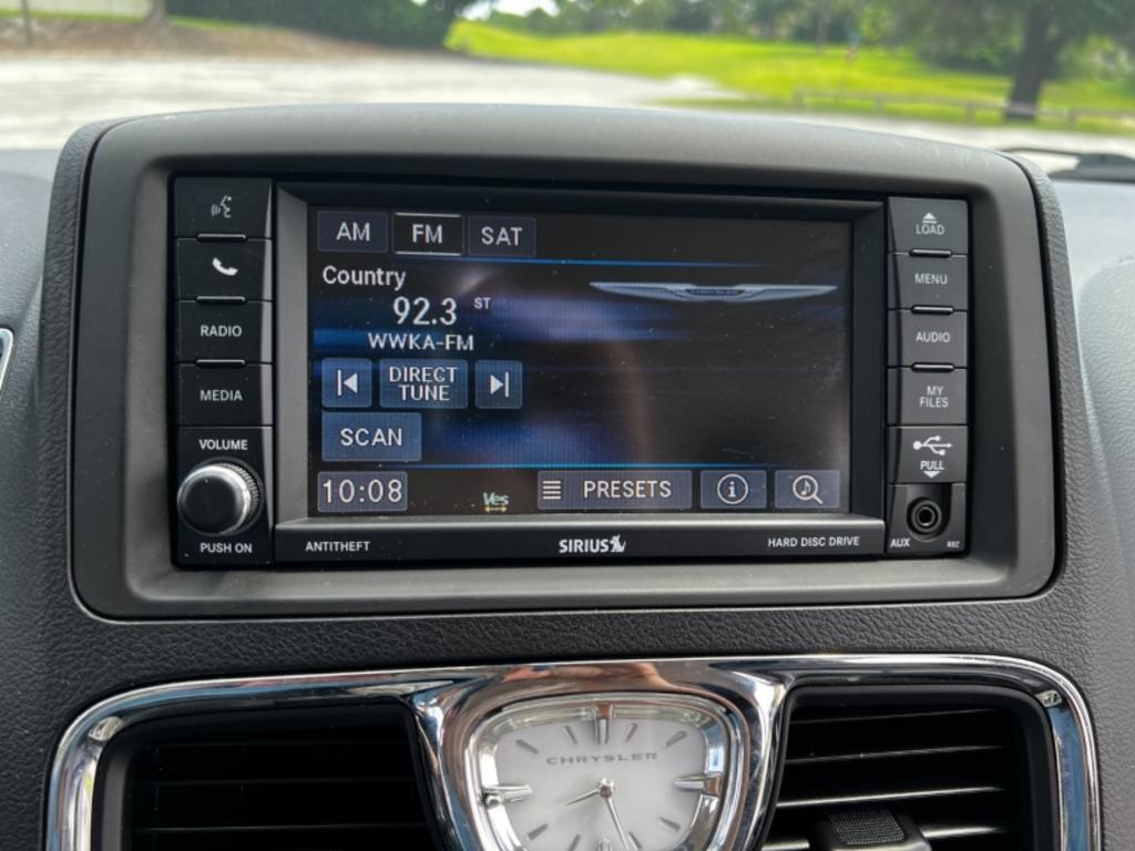 2014 Chrysler Town And Country - $15,995