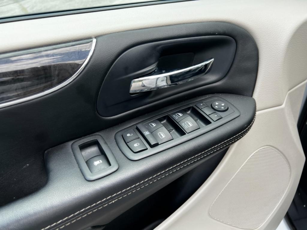 2014 Chrysler Town And Country - $15,995