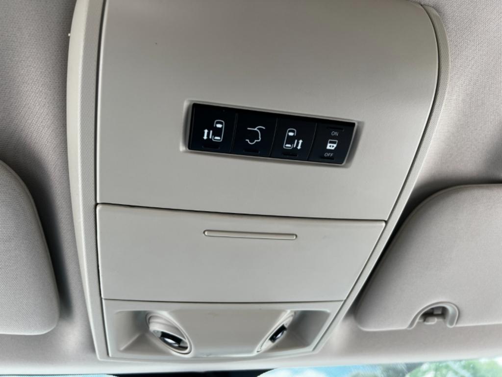 2014 Chrysler Town And Country - $15,995