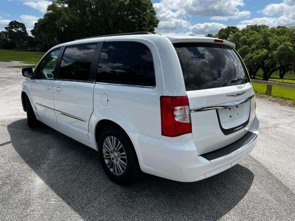 2014 Chrysler Town And Country - $15,995