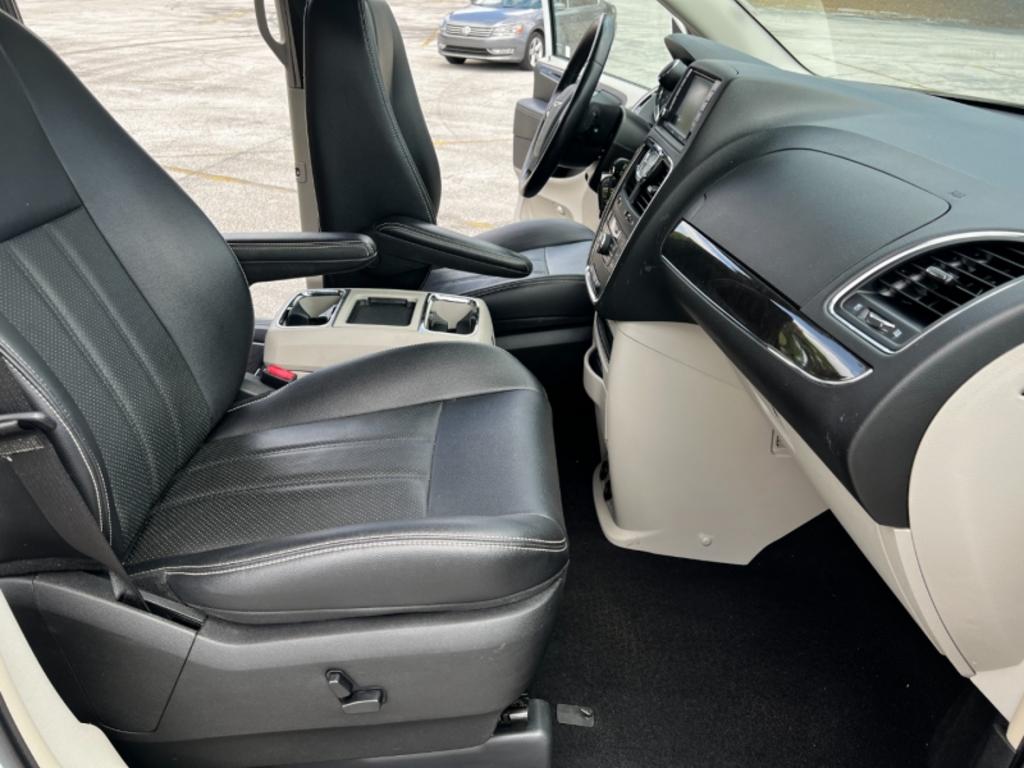 2014 Chrysler Town And Country - $15,995
