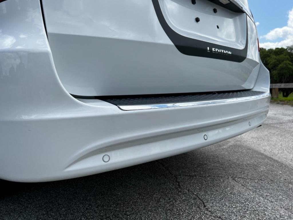 2014 Chrysler Town And Country - $15,995