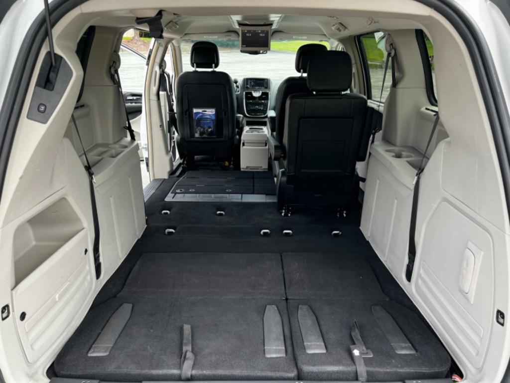 2014 Chrysler Town And Country - $15,995