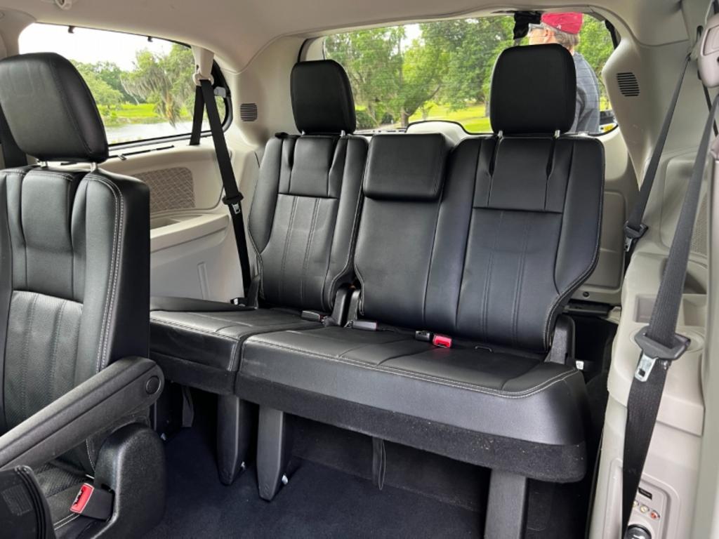 2014 Chrysler Town And Country - $15,995