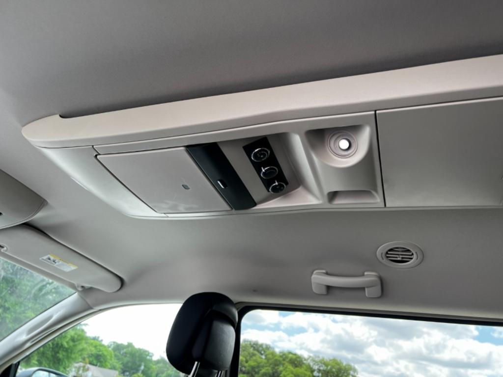 2014 Chrysler Town And Country - $15,995