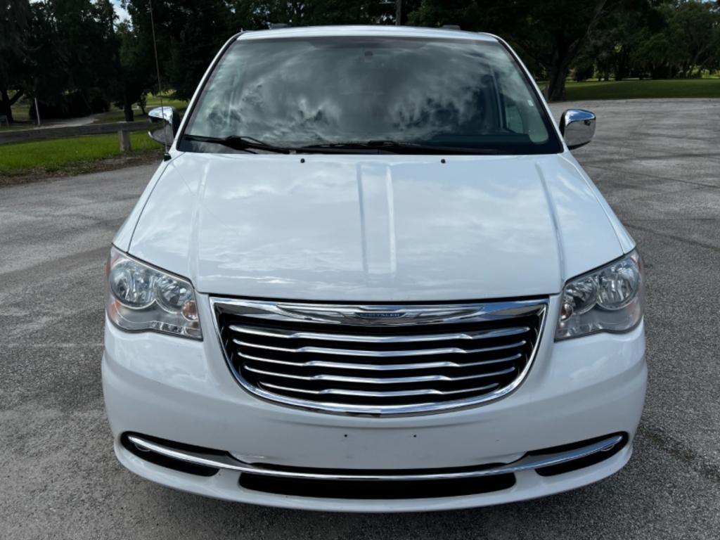2014 Chrysler Town And Country - $15,995