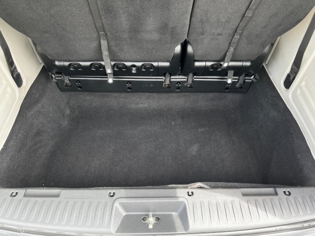 2014 Chrysler Town And Country - $15,995