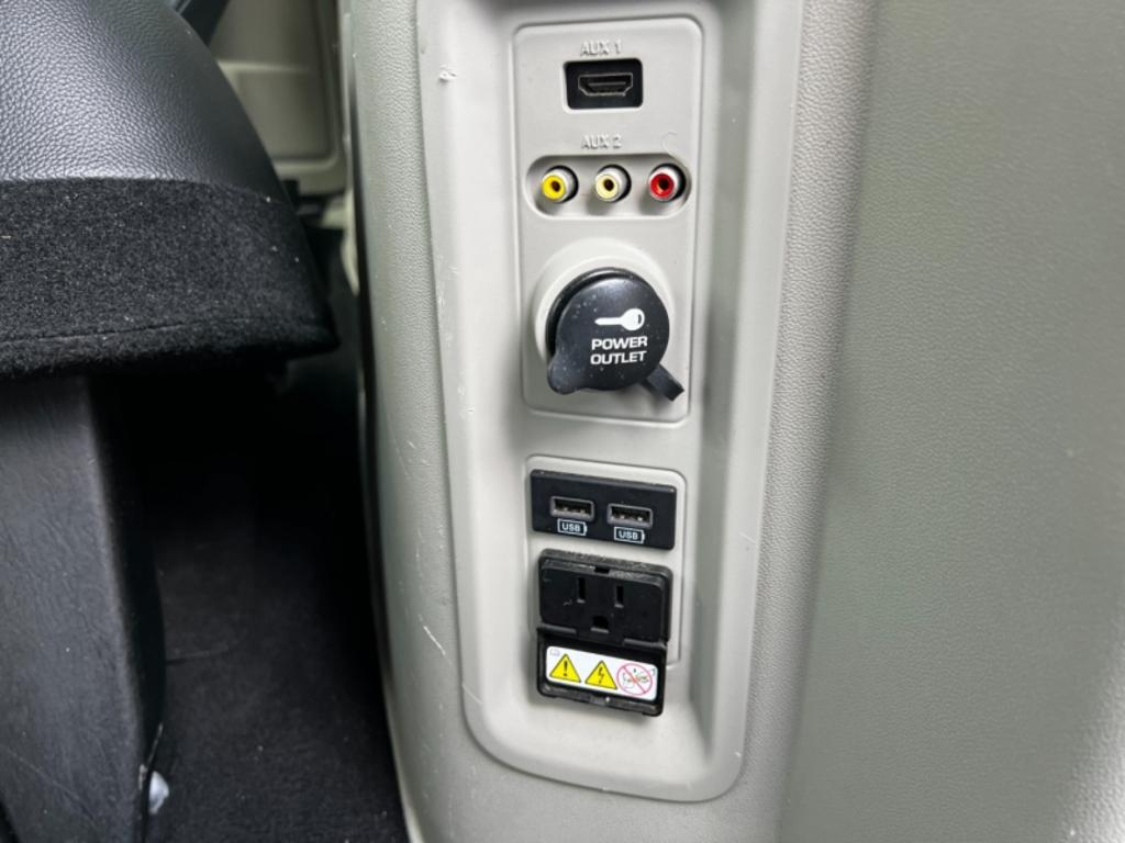 2014 Chrysler Town And Country - $15,995