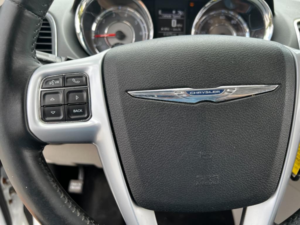 2014 Chrysler Town And Country - $15,995