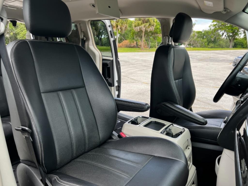 2014 Chrysler Town And Country - $15,995