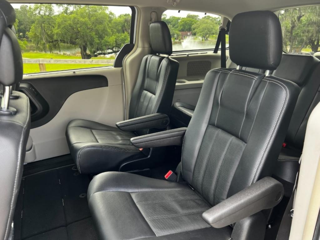 2014 Chrysler Town And Country - $15,995