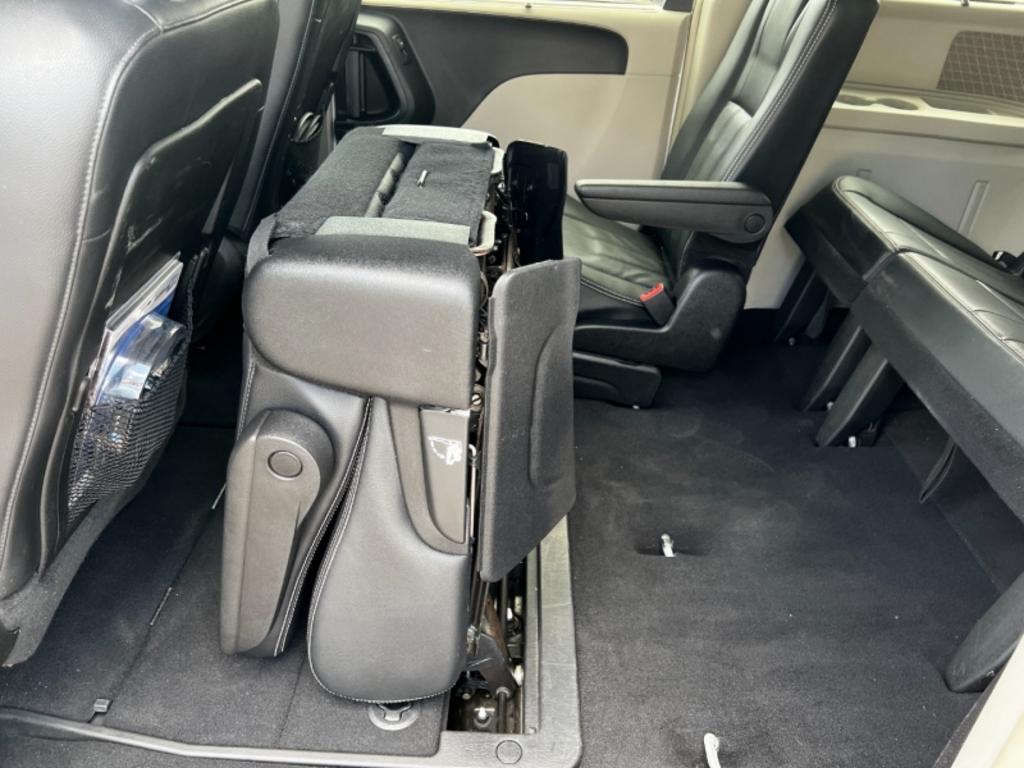 2014 Chrysler Town And Country - $15,995