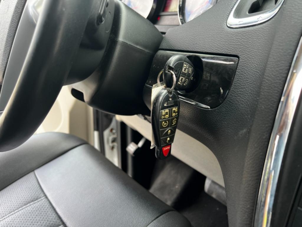 2014 Chrysler Town And Country - $15,995