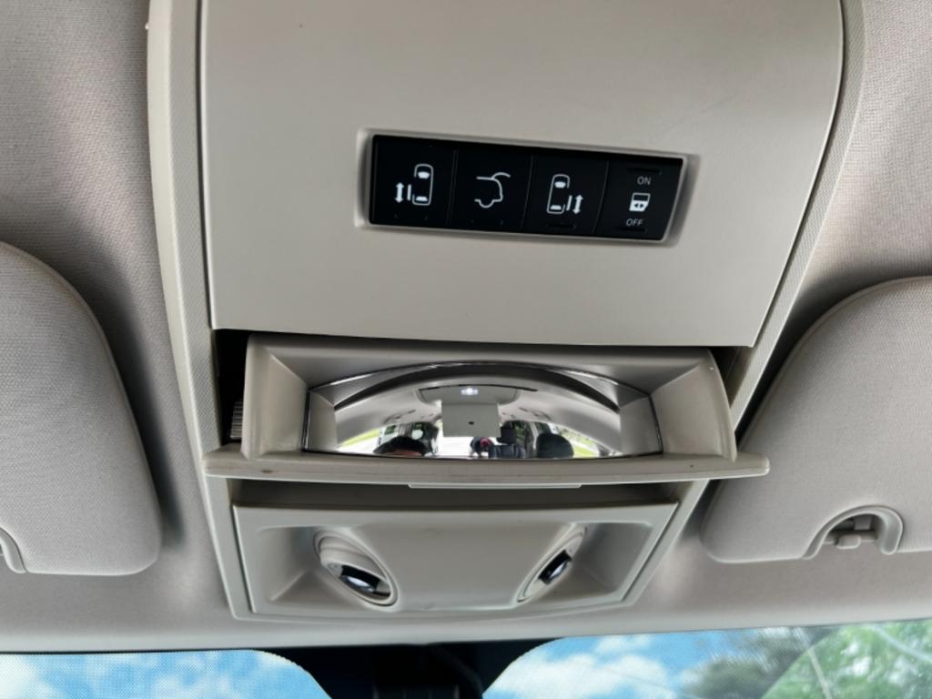 2014 Chrysler Town And Country - $15,995