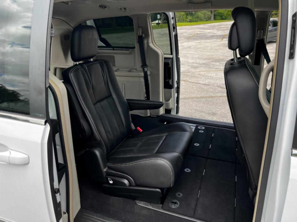 2014 Chrysler Town And Country - $15,995