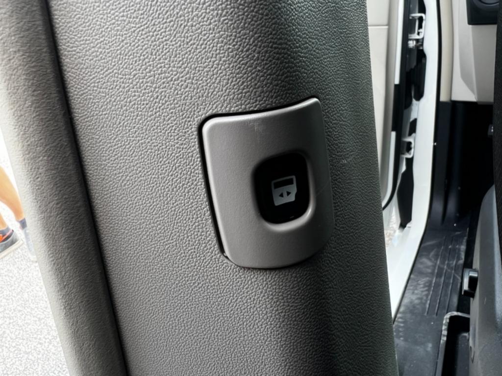 2014 Chrysler Town And Country - $15,995