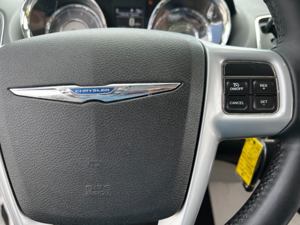2014 Chrysler Town And Country - $15,995