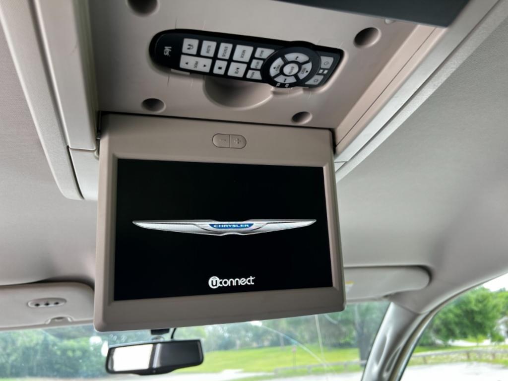 2014 Chrysler Town And Country - $15,995