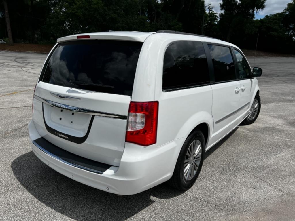 2014 Chrysler Town And Country - $15,995