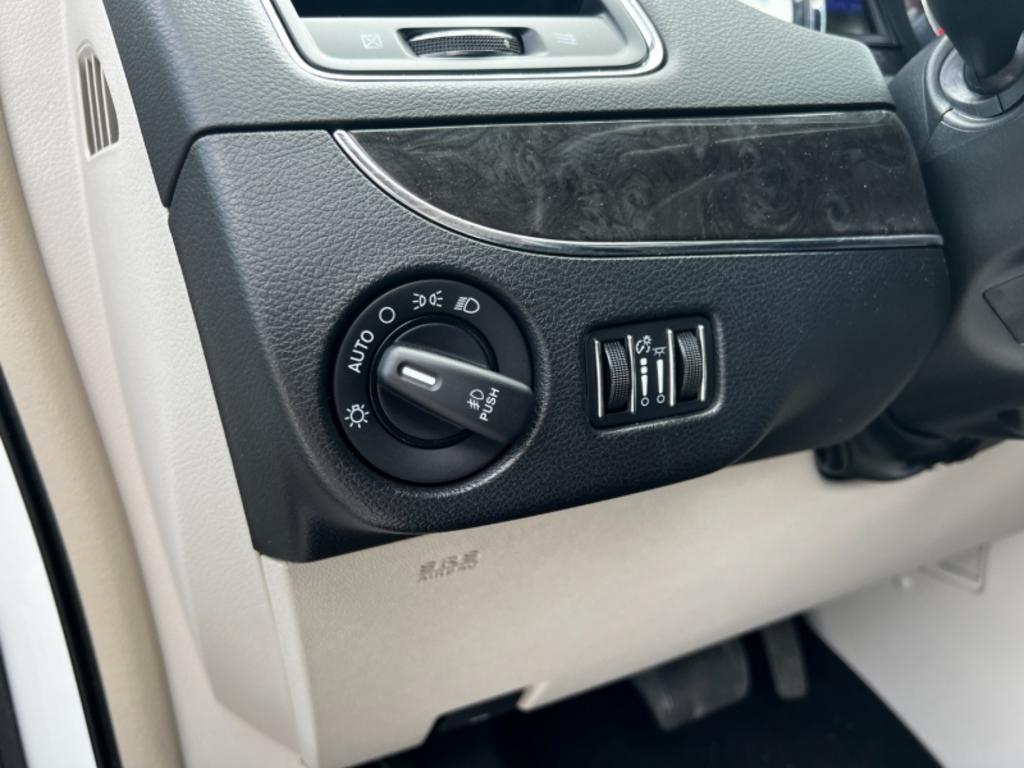 2014 Chrysler Town And Country - $15,995