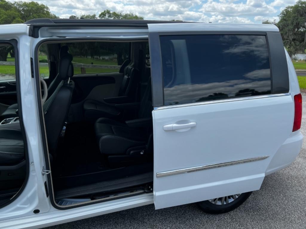 2014 Chrysler Town And Country - $15,995