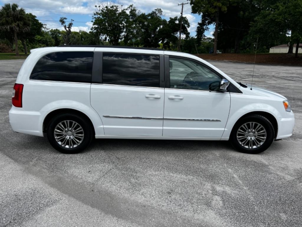 2014 Chrysler Town And Country - $15,995