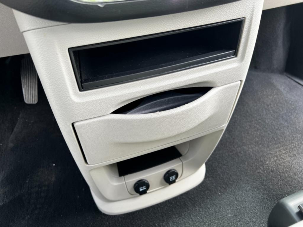 2014 Chrysler Town And Country - $15,995