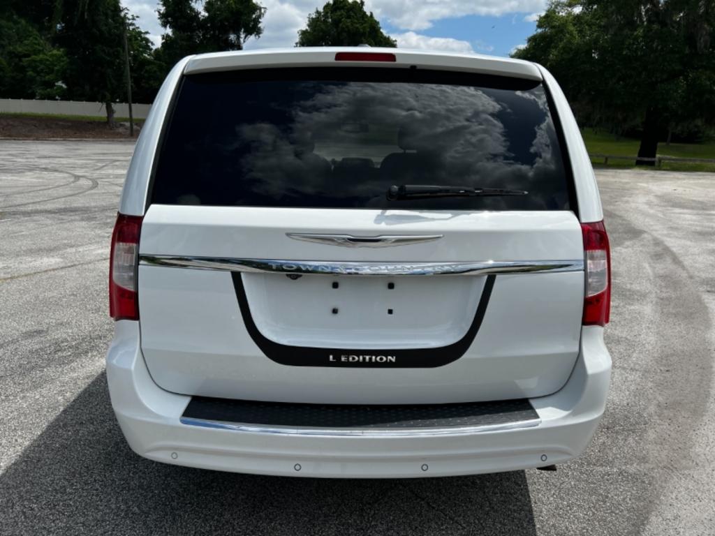 2014 Chrysler Town And Country - $15,995