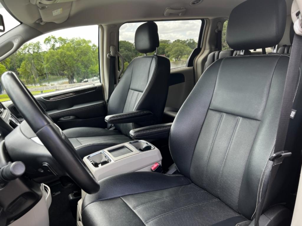 2014 Chrysler Town And Country - $15,995