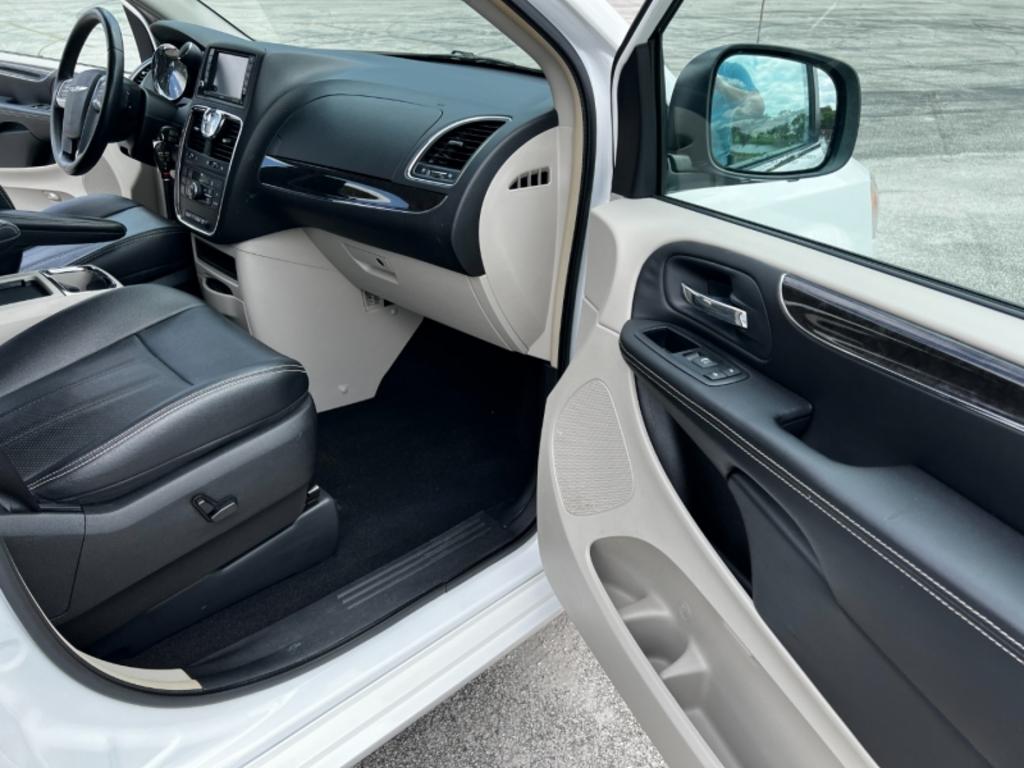 2014 Chrysler Town And Country - $15,995