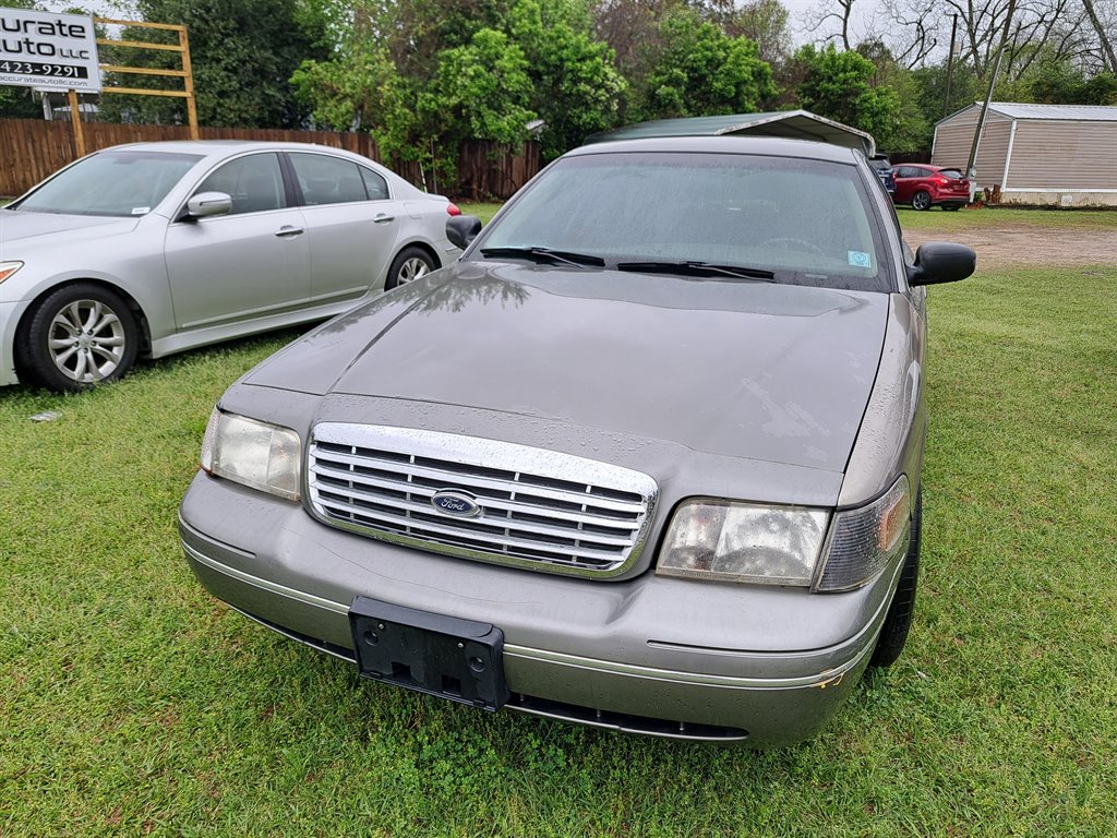 The 2003 Ford Crown Victoria photos