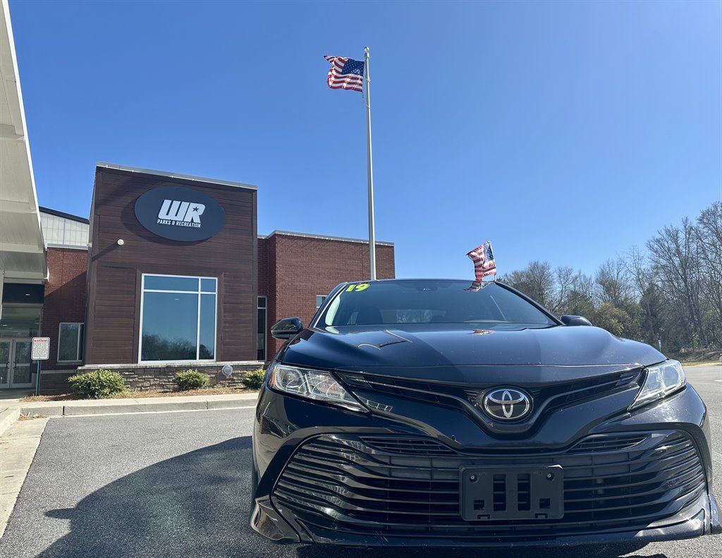 2019 Toyota Camry LE photo