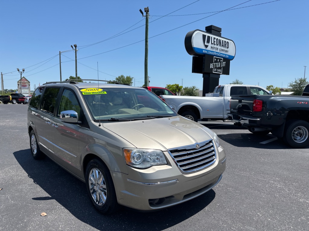 The 2008 Chrysler Town & Country Limited photos