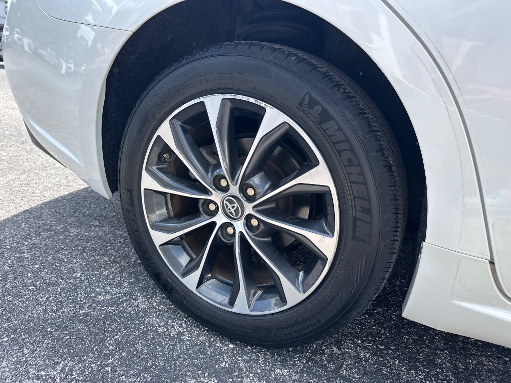 2016 Toyota Avalon XLE Plus photo