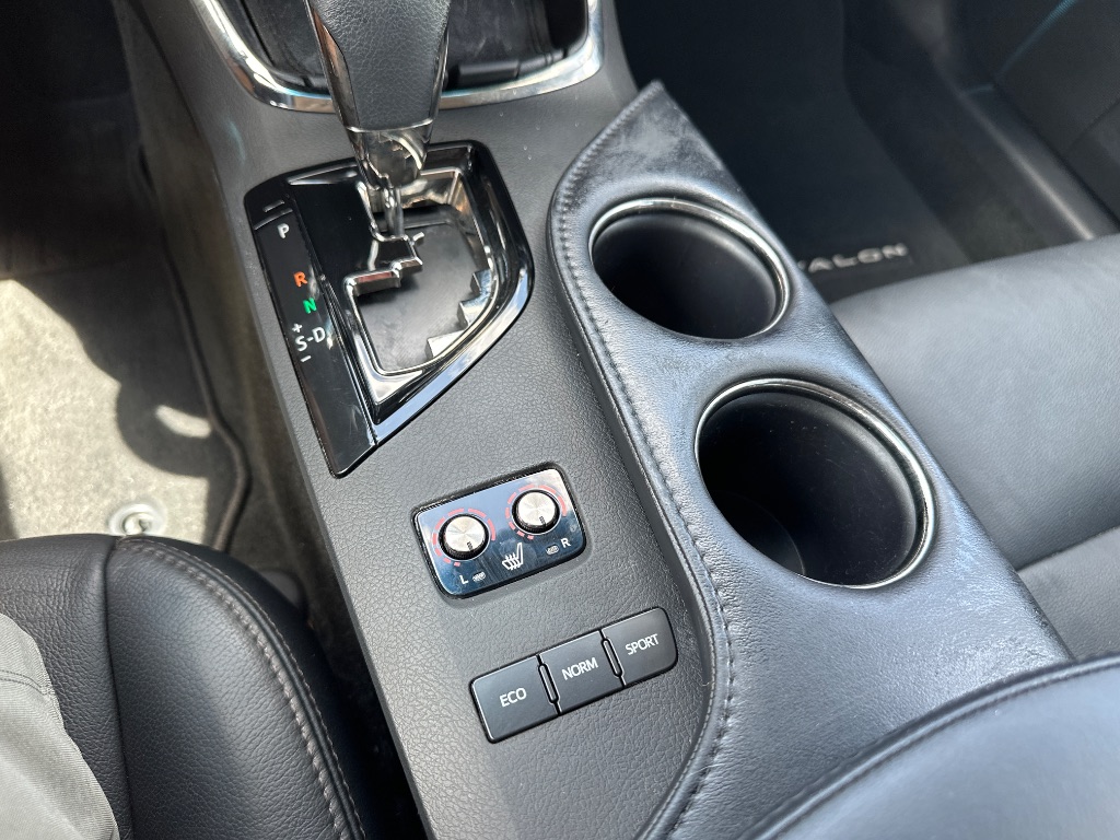2016 Toyota Avalon XLE Plus photo