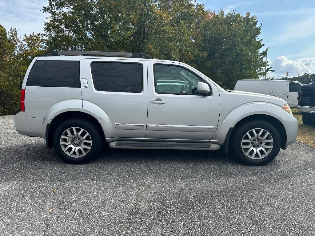 2010 Nissan Pathfinder SE photo
