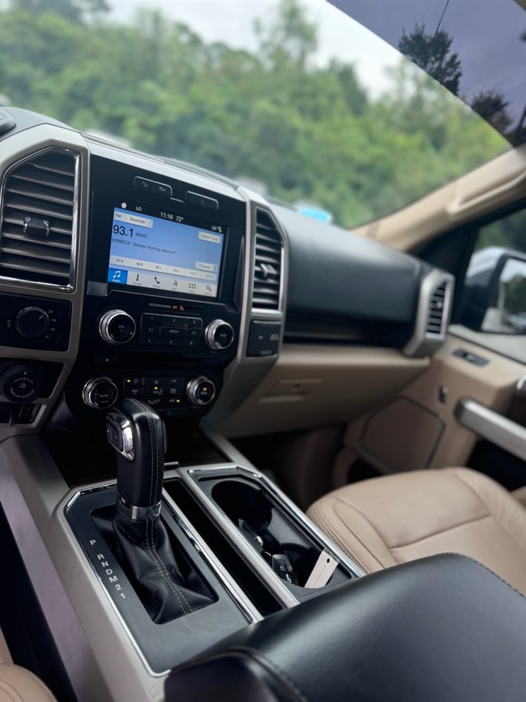 2016 Ford F150 Lariat photo