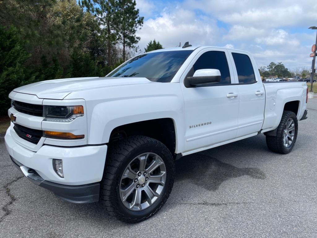 The 2017 Chevrolet Silverado 1500 LT Z71 photos