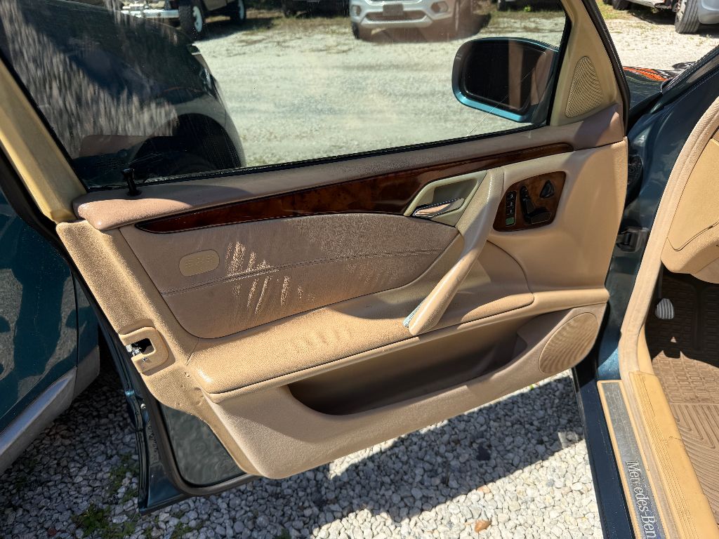 2002 Mercedes-Benz E-Class E320 photo