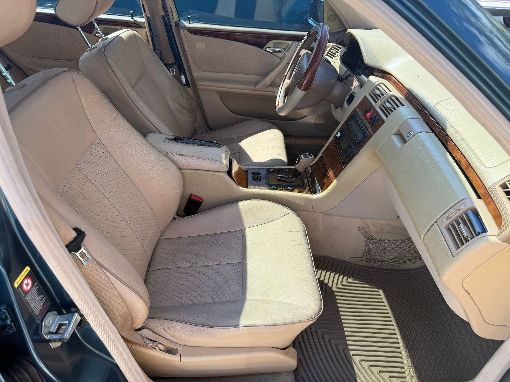 2002 Mercedes-Benz E-Class E320 photo