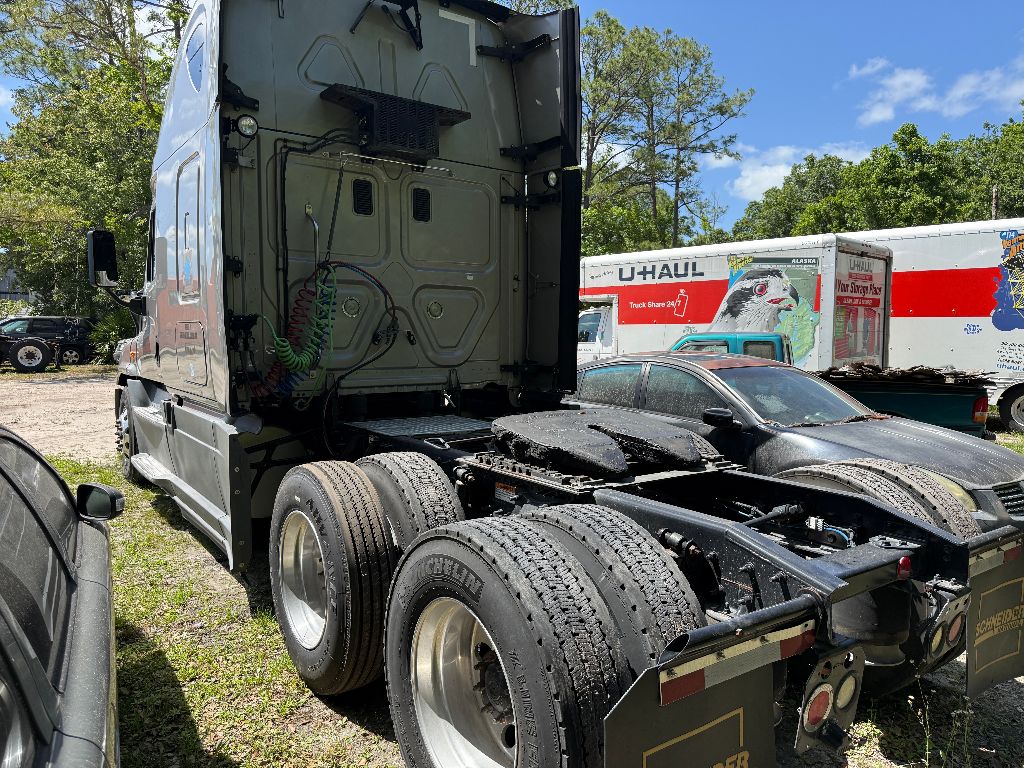 2015 Freightliner Cascadia - $16,995