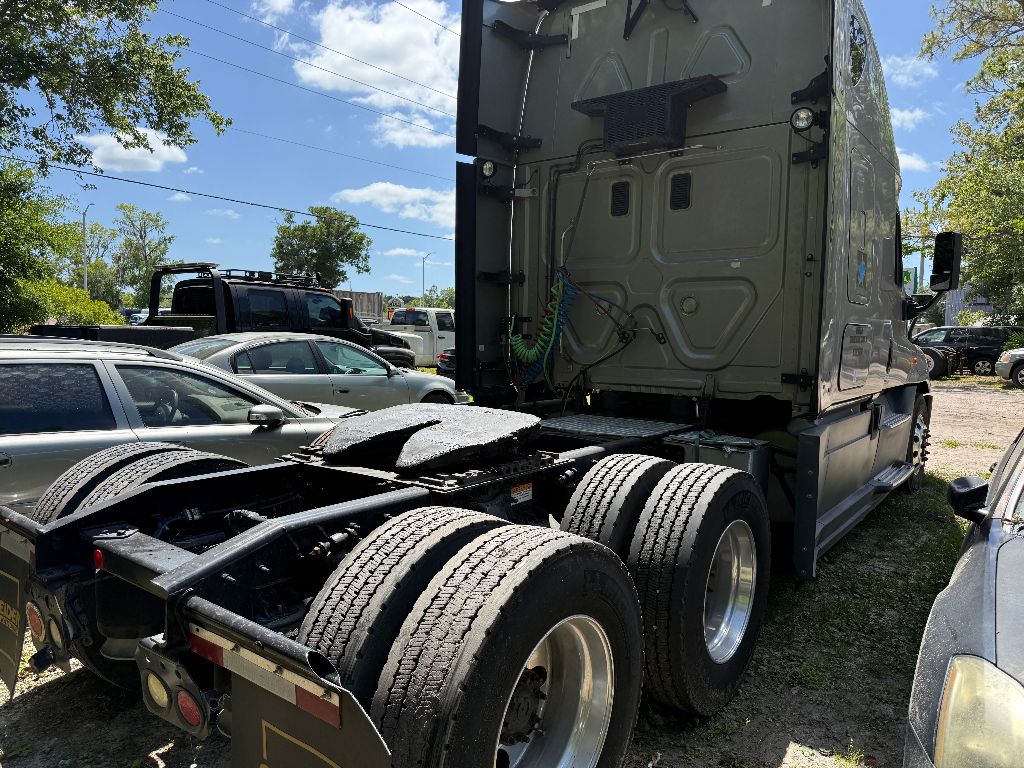 2015 Freightliner Cascadia - $16,995