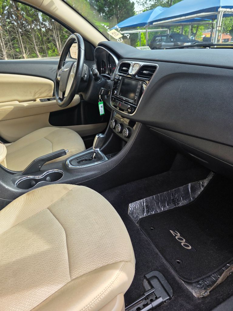 2012 Chrysler 200 - $3,999