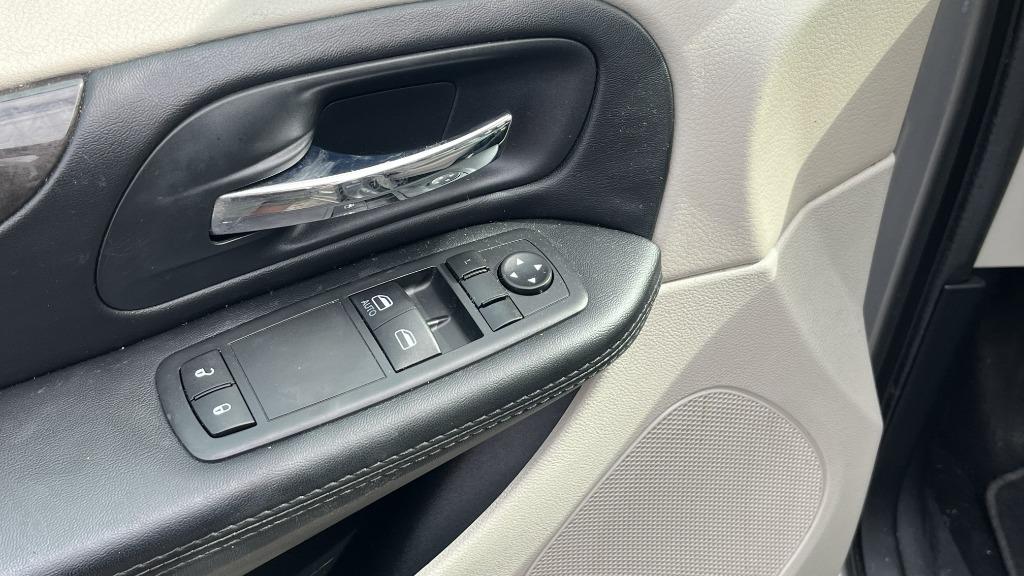 2016 Dodge Grand Caravan - $8,995