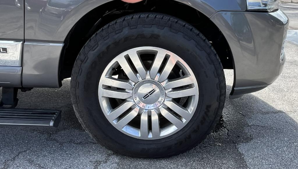 2013 Lincoln Navigator - $9,995