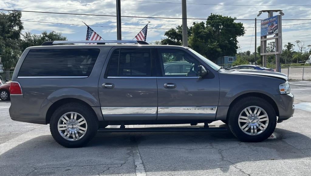 2013 Lincoln Navigator - $9,995