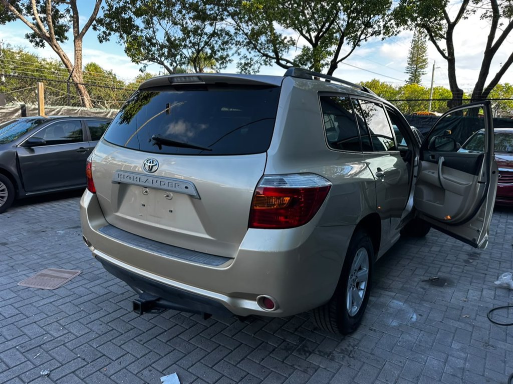 2010 Toyota Highlander - $5,900